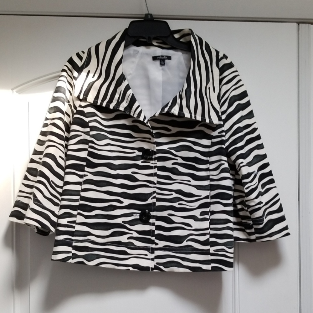 Fully lined, three quarter sleeves black and white